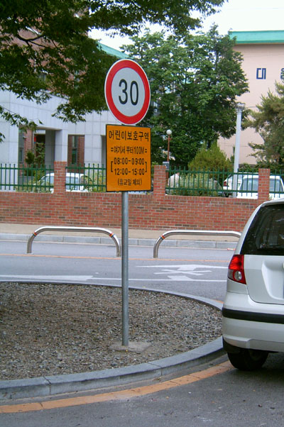 승용차 높이와 비슷해 문을 열고 나오면 다칠 위험이 높다.