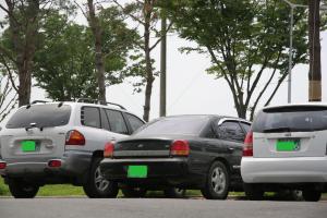 군의회 앞 주차장에 주차된 위반차량