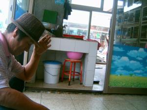 AI조류독감 여파로 닭, 오리 수요가 급감하자 생계가 막막하다면 고개를 떨구고 있다. 